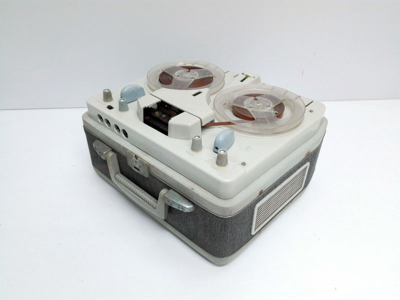 magnetofono maleta hektor timbreta madera plast enciende 220v 30.5x35x19 1u